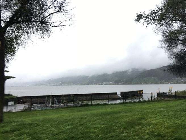 雨にけぶる諏訪湖。ちょっとぶれている写真。