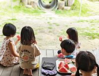 暑い毎日が続いて子どももおとなも大変。そんなときに、絵本『ちょっといれて』