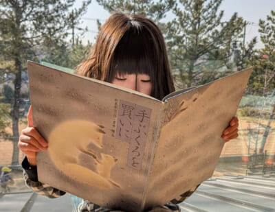 冬にあたたかい部屋で読みたい絵本『手ぶくろを買いに』